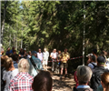 2018-07-15, möte i skogen, Malcolm Dixelius guidar.png